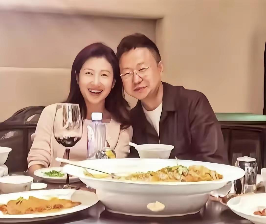 纯素颜的两位才是才女，都是中央台的人才，你能认出他们是谁吗？