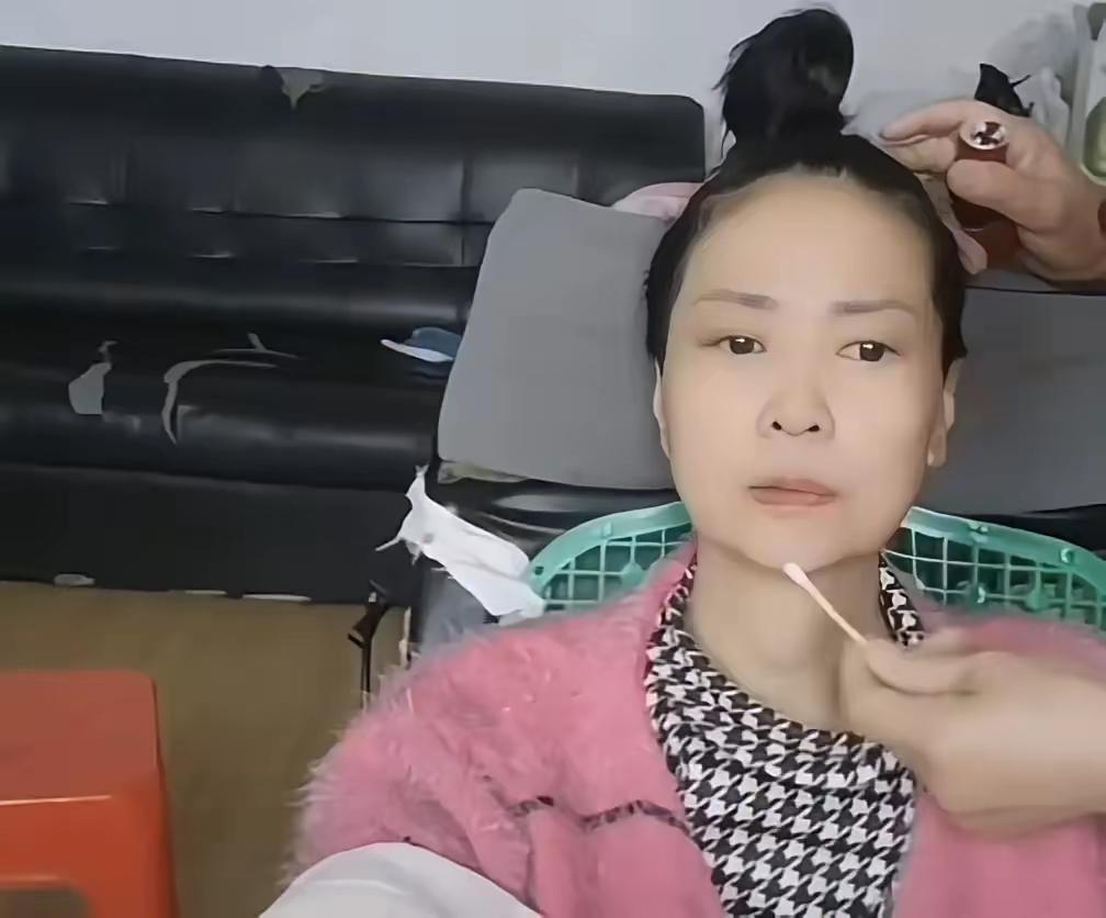 李小中在男护工家里时的状态，看得出来她被照顾的很好，干净整齐、白白胖胖。


照