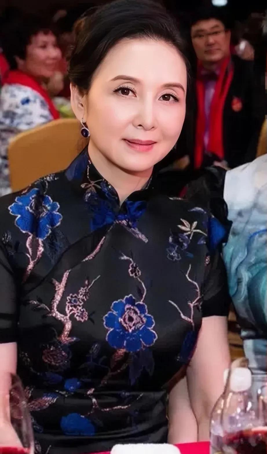冯小刚高度评价邱佩宁:她是剧中的嫦娥，也是生活中的仙女，我发自内心认同她、欣赏她