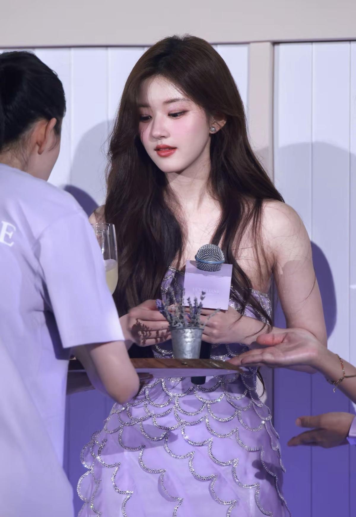 赵露思的人鱼造型永远的神！每一次出场都惊艳全场，这颜值和状态谁能不爱[给力][比