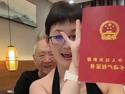 [兔子]80岁的知名书法家张伯金与小38岁妻子在家中秀恩爱的一幕，女方晒出老公为