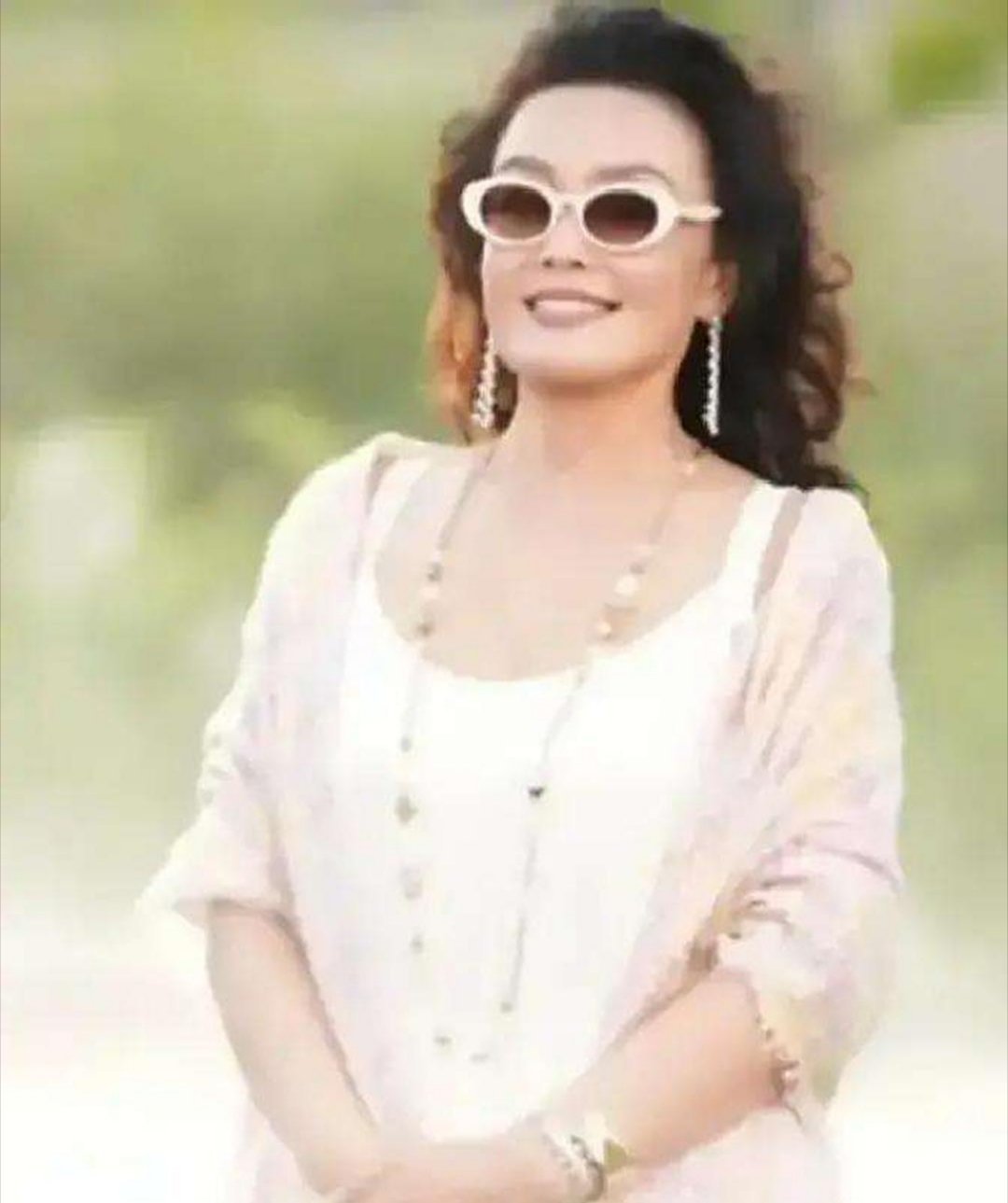 张兰哪去了？大家关心的是小玥儿和小箖儿，说好的一家人团聚，开业不见张兰，蒙古包里
