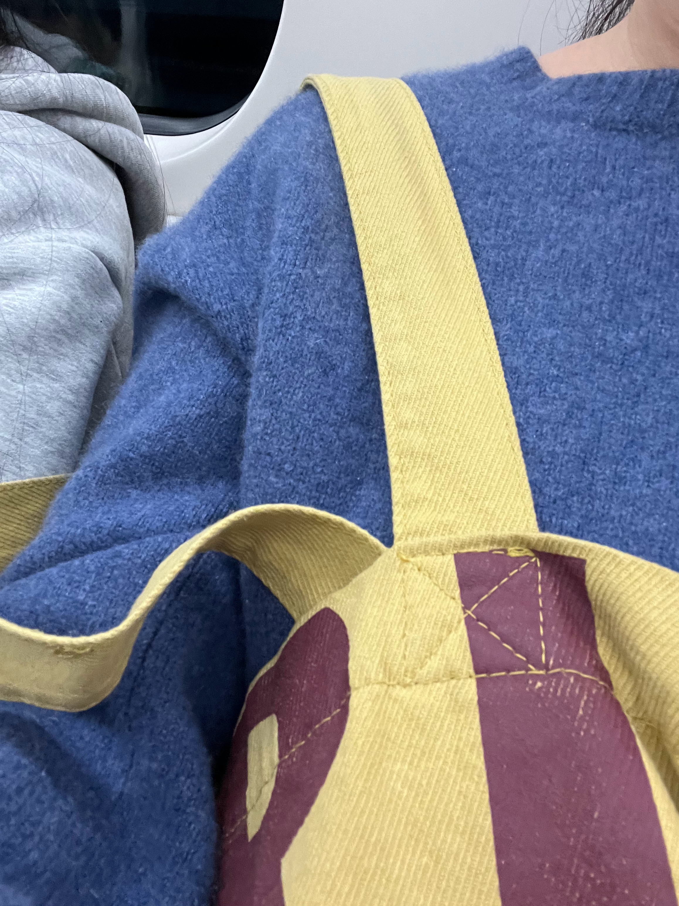 现在这个天气，我穿一件羊绒衫一条仔裤就出门，潼非要穿上棉衣，也是服了。她真怕冷，
