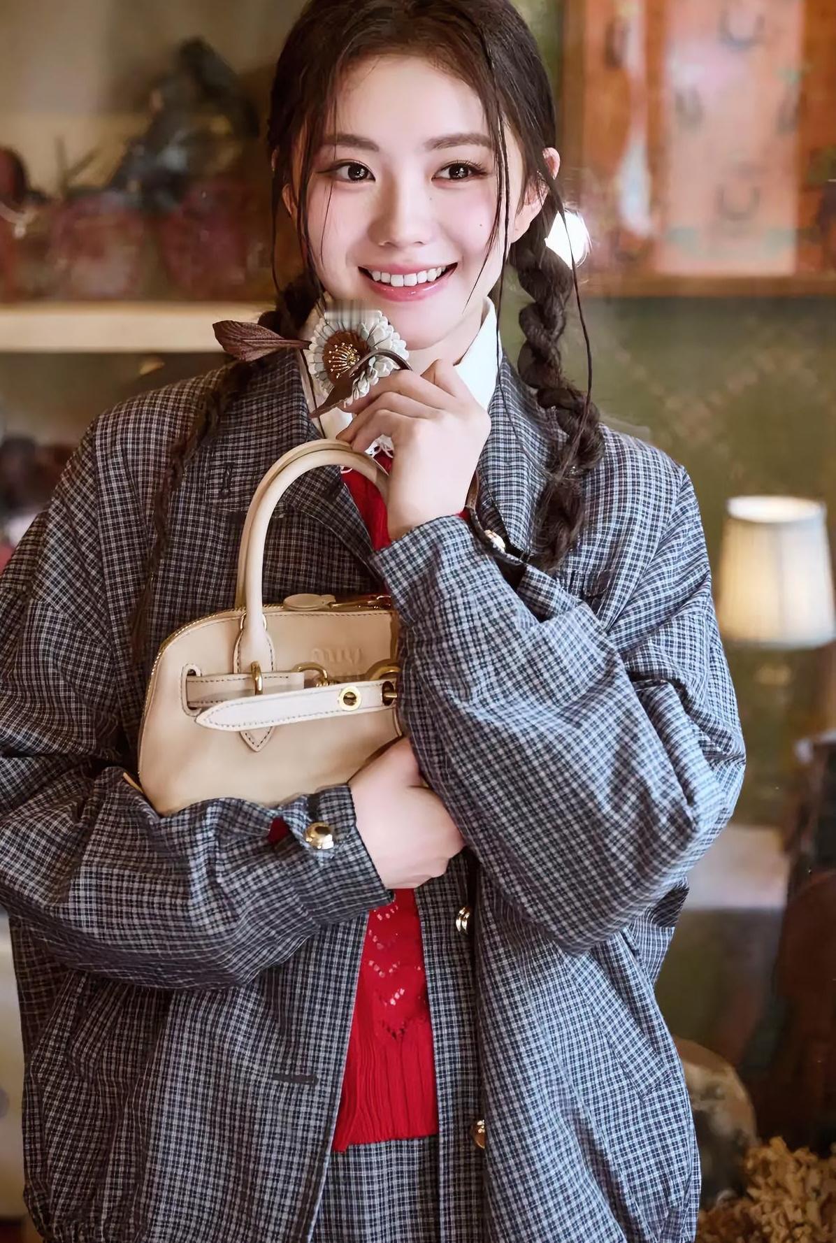 到了我们这个年纪的人
不诉苦
不言难
不强求
不抱怨
好好活着
比什么都强 ​ 