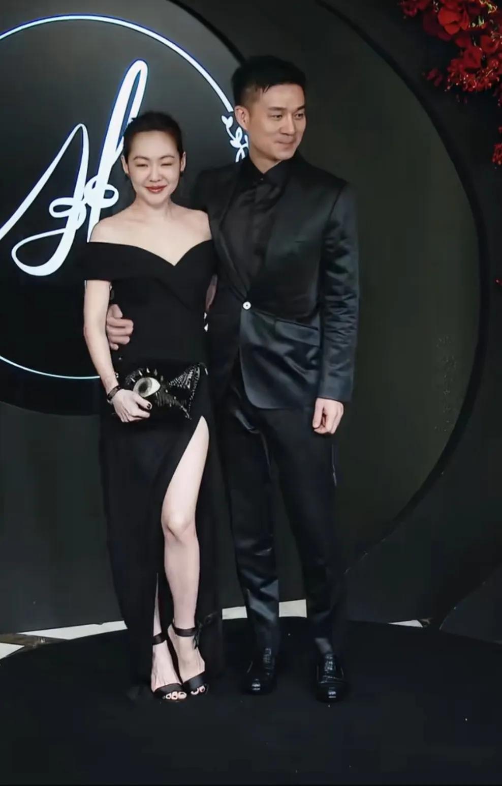 这俩口子，越来越相爱了。
以前的流言蜚语，让她们更坚定婚姻。