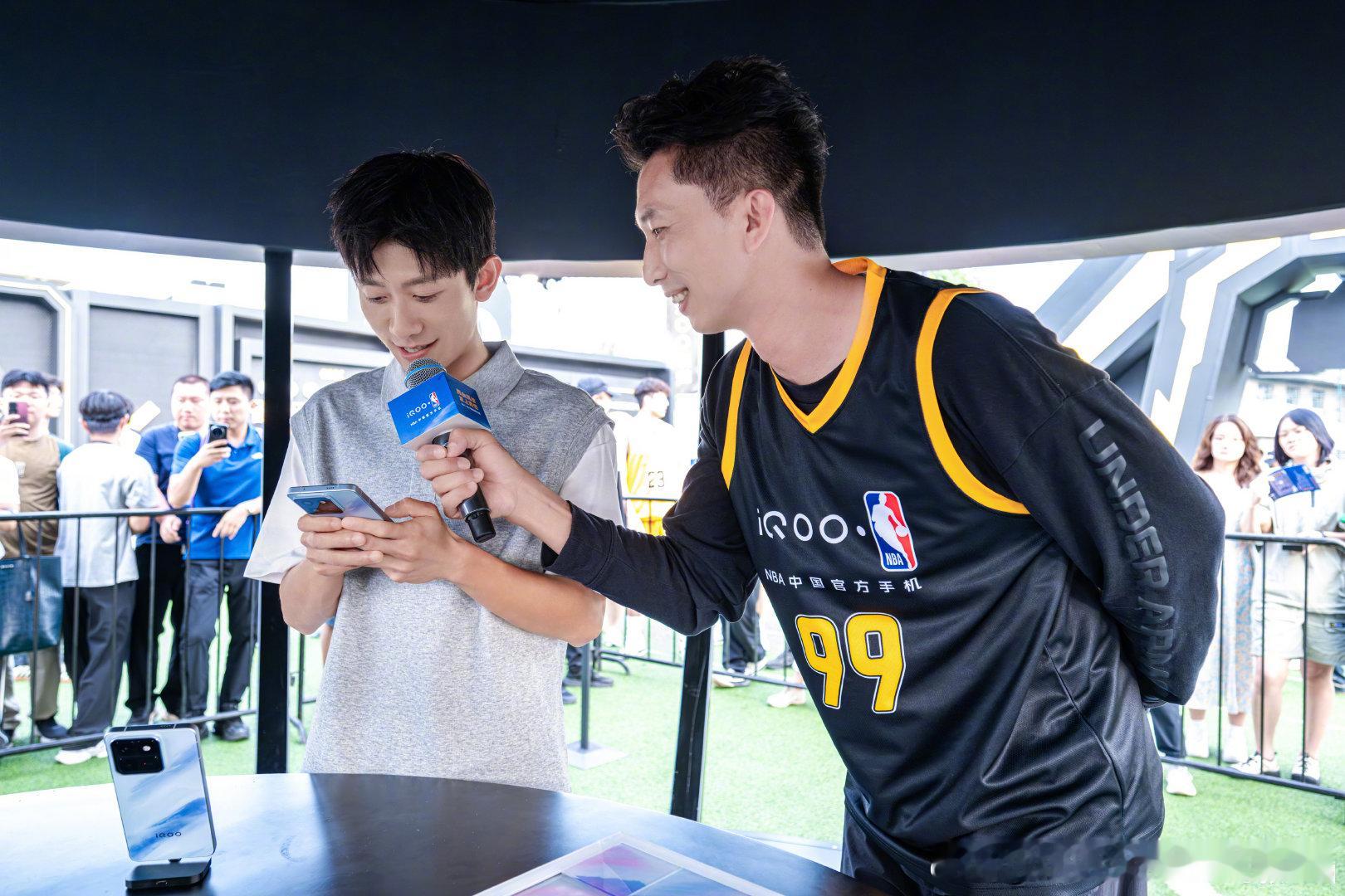 iQOOxNBA高校篮球赛今天我也是男大北大现场，篮球上场🏀和一起，感受年轻热