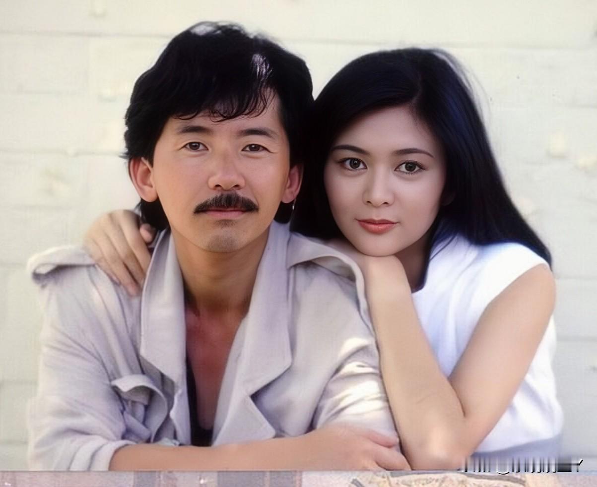 1988年，林子祥与关之琳的合影旧照。彼时林子祥41岁，成熟稳重。关之琳26岁，