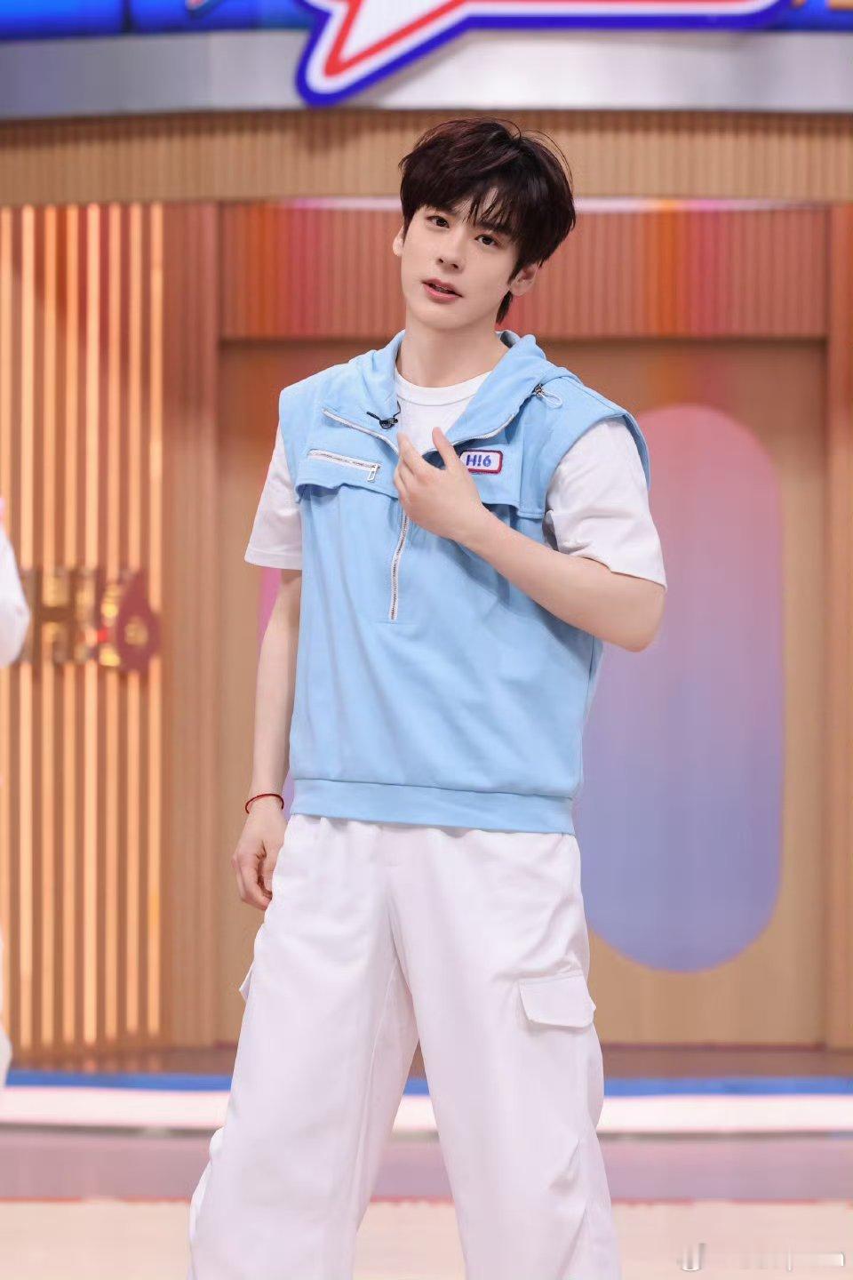 魏哲鸣的细框眼镜不是白戴的感觉魏哲鸣很适合细框眼镜造型，完全高知感拉满，看着就是