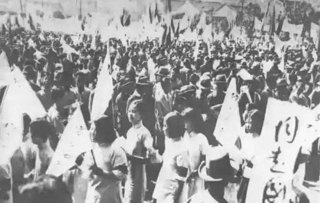 “爹，我守的不是村口，是咱全家的田。”1938年川军小战士的信，在重庆防空洞外被