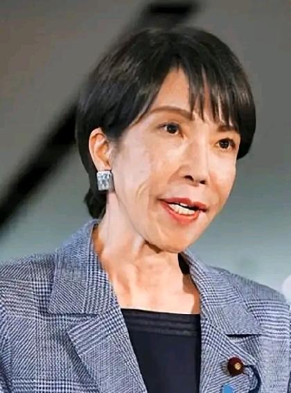 日本右翼势力总想复活军国主义，原因还挺复杂。一方面是生存环境带来的危机心理在作祟