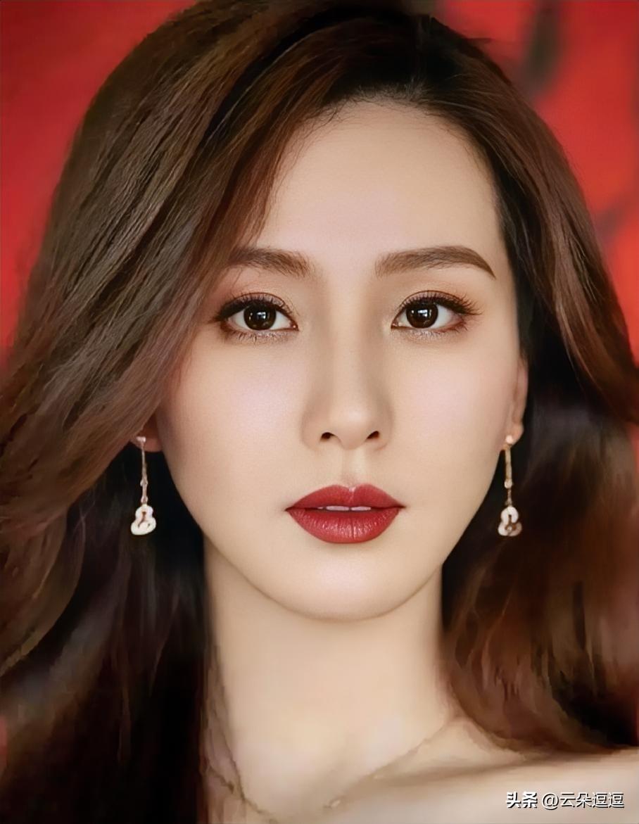 优雅红唇，精致妆容，气质迷人