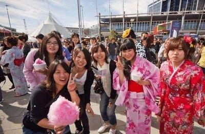 上海藏着五万日本人：不旅游只扎根！一旦开战，后果将不堪设想。
 
走在上海的古北