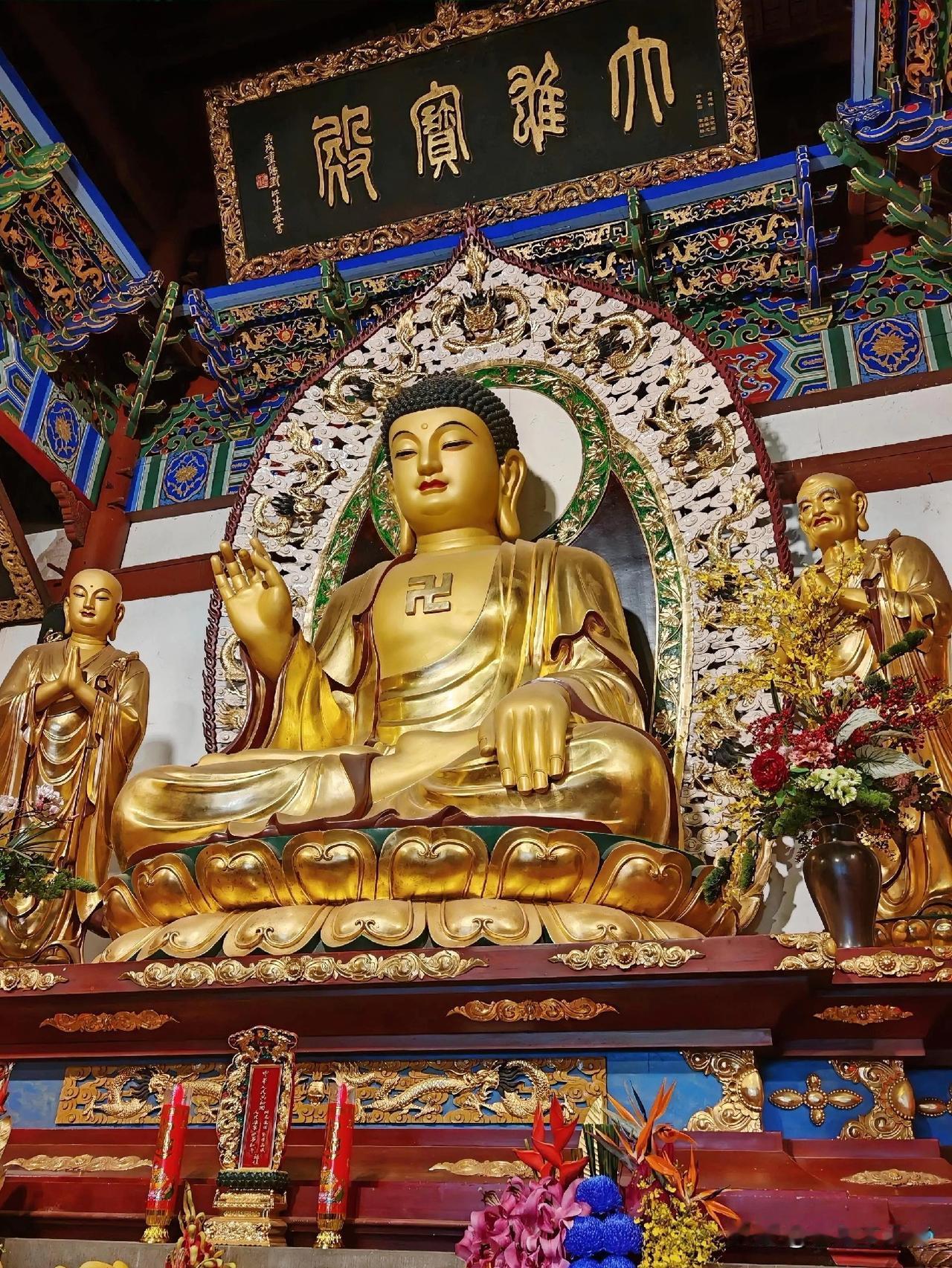 灵顺禅心，财福同修
 
踏入灵顺宝殿，金像澄明，法相庄严。释迦牟尼佛结跏趺坐，眉