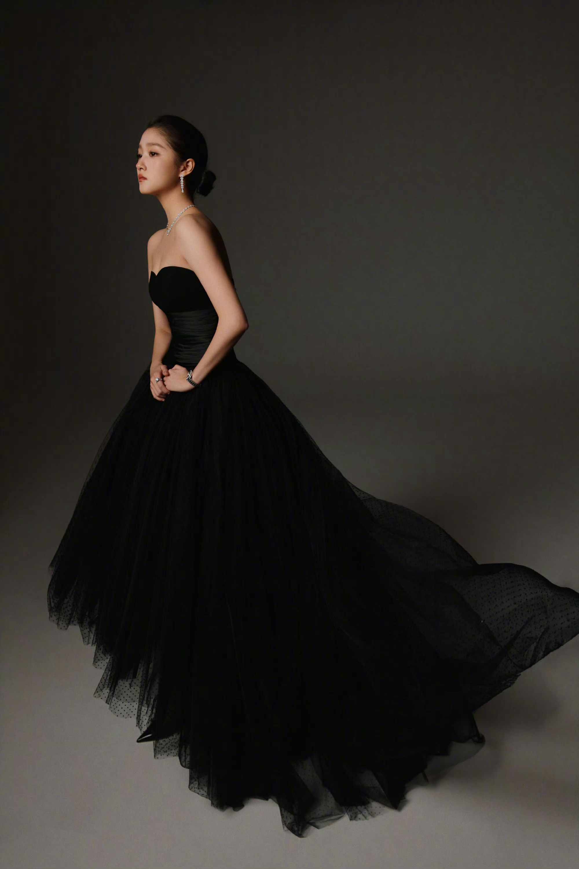 关晓彤复古女爵关晓彤黑色礼帽黑礼帽配抹胸裙，妥妥的复古女爵范儿！ 