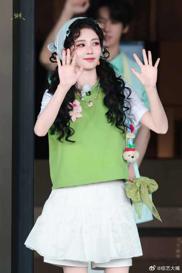 白鹿头发有两个爱心白鹿爱心卷毛造型白鹿又一绝美造型来袭，慵懒随性的卷毛搭配可爱爱