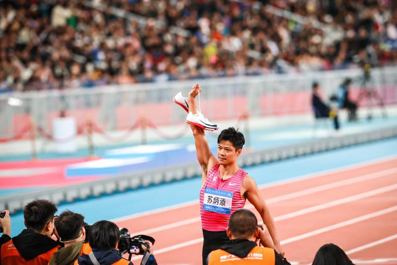 苏炳添选在12月9日退役还挺有意义的。2004年12月9日，15岁的他从普通中学