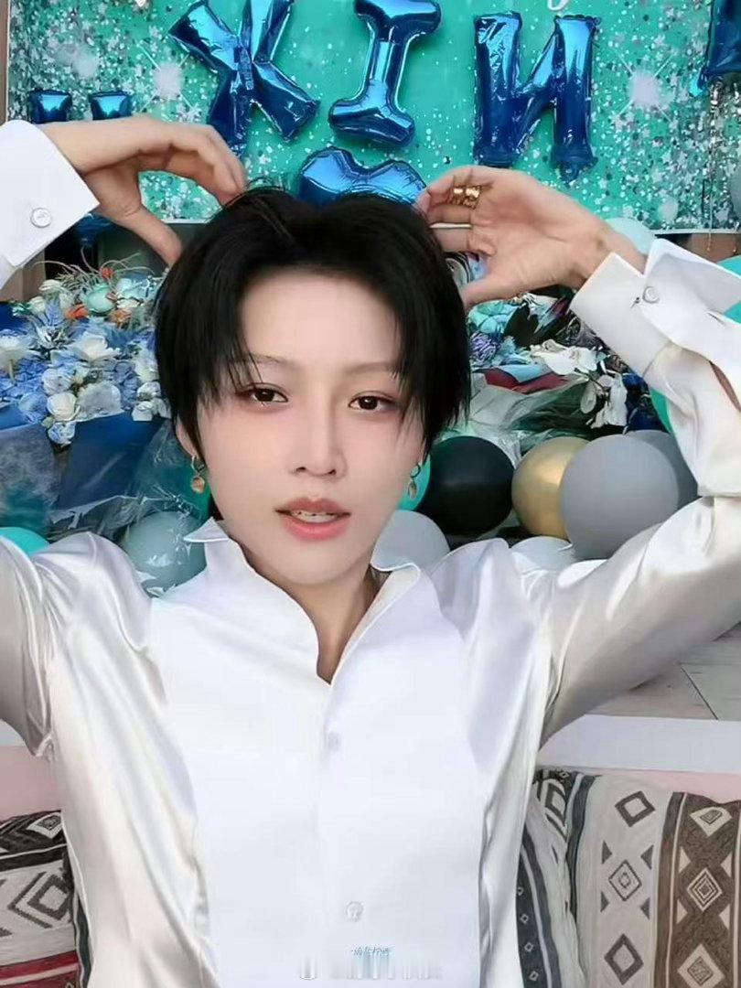 刘雨昕 第一次看到这么可爱的王濛 生日直播里刘雨昕聊到王濛的时候，眼睛里有光。她