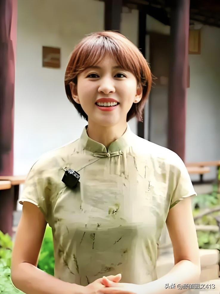 欧阳夏丹，央视知性女神。短发利落，笑容温暖，以专业与亲和力点亮荧屏，用声音传递时