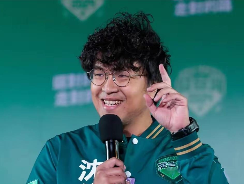 近日，被大陆立案侦办的台独顽固分子沈博阳得意洋洋的在公开场合炫耀，他的祖辈曾经做