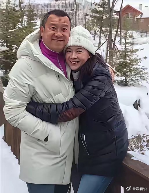 原来这就是曾志伟的女儿，她叫曾宝仪五十二岁了，还没有结过婚。这张照片中她和爸爸曾