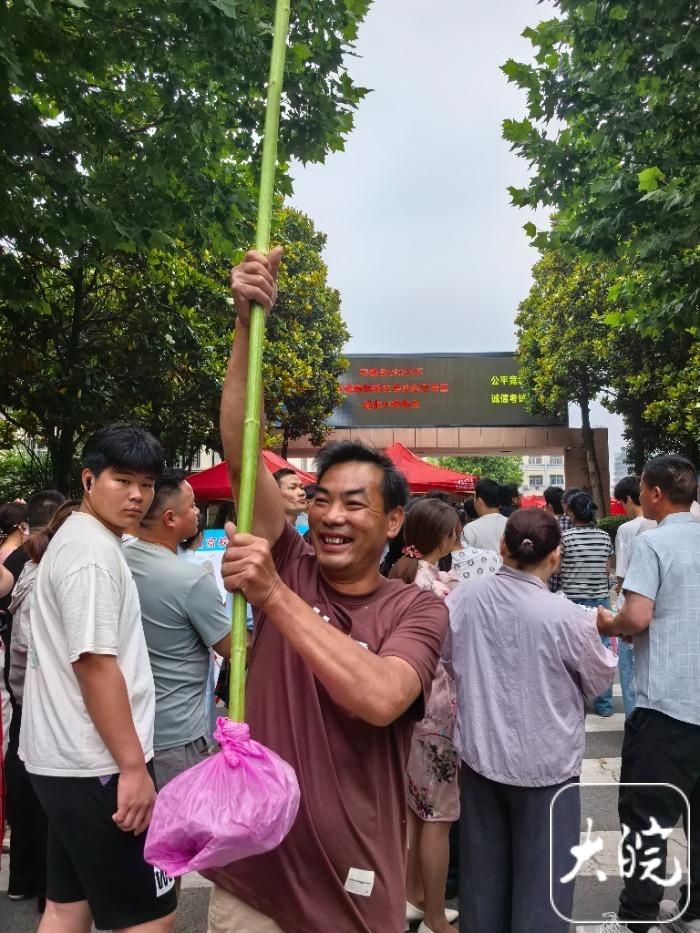 2026年6月7日高考首日清晨八点多，六安城北小学考点门口上演有趣一幕。李先生早