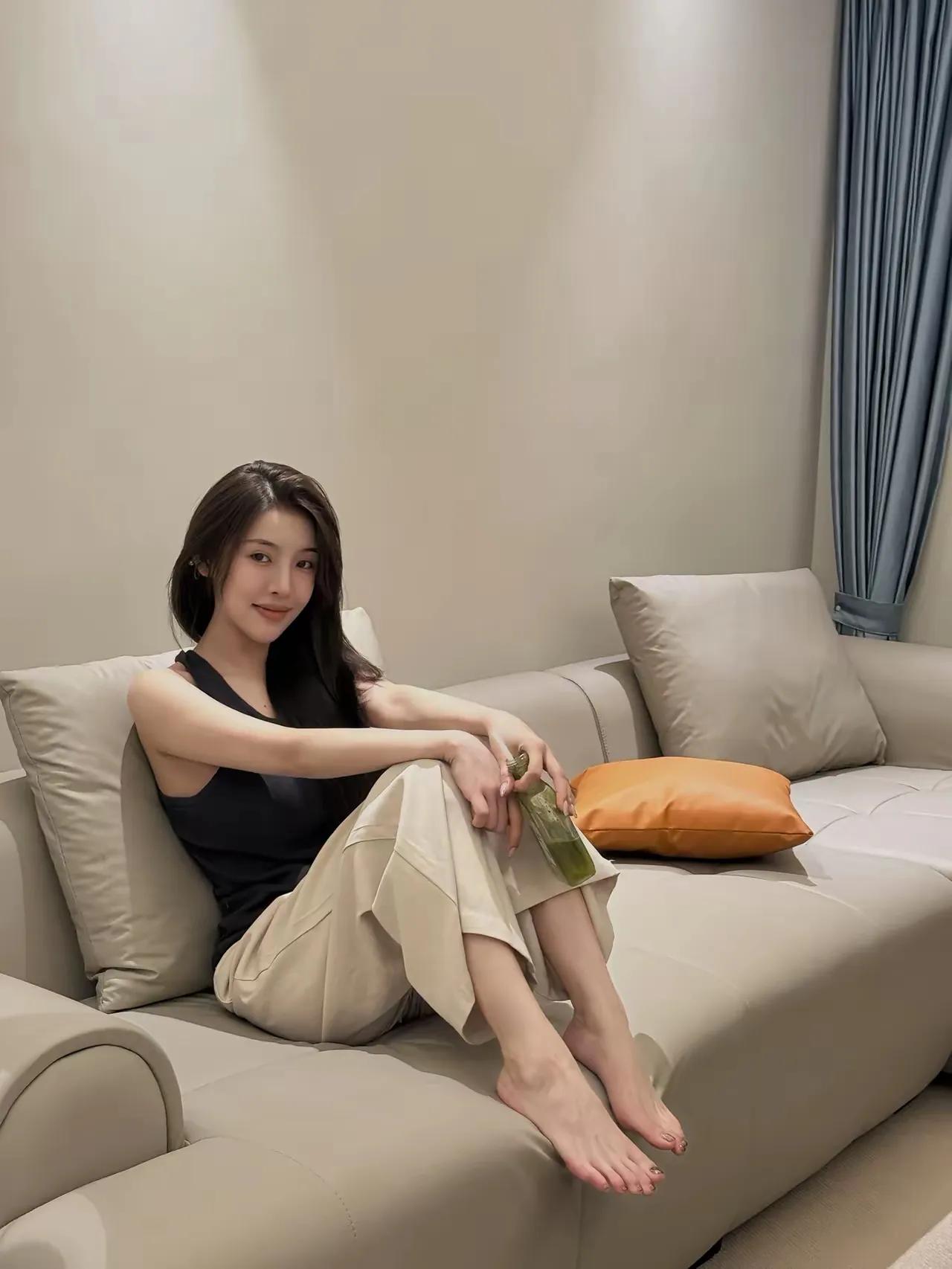 美人坐沙发，笑吟盈盈态。