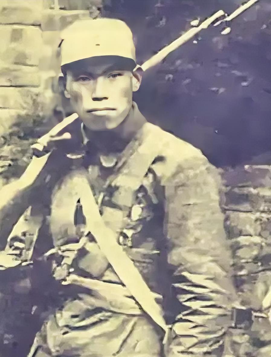 1937年平型关战役，25岁的营长梁兴初冲入敌阵与日军白刃搏杀，战后浑身是血瘫倒