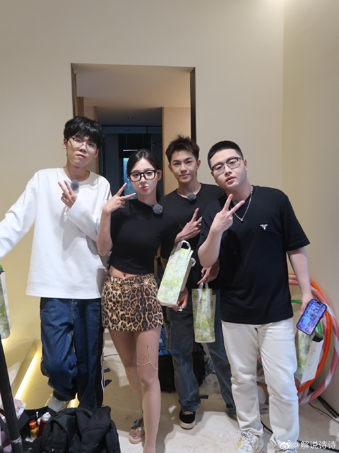 主持诗诗晒照：大爆 两天就睡八个小时换了七套造型 必须出片！