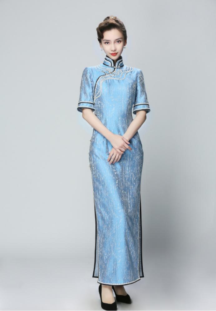 穿旗袍的女人
 
在江南烟雨氤氲的古巷，或是霓虹初上的现代厅堂
她身着一袭旗袍走