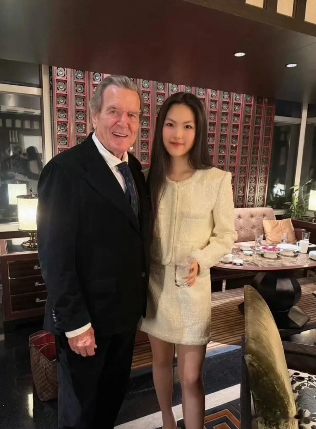 同为星二代，王诗龄和黄多多，各自走上了不同方向的道路。
李湘在社交媒体晒照，施罗
