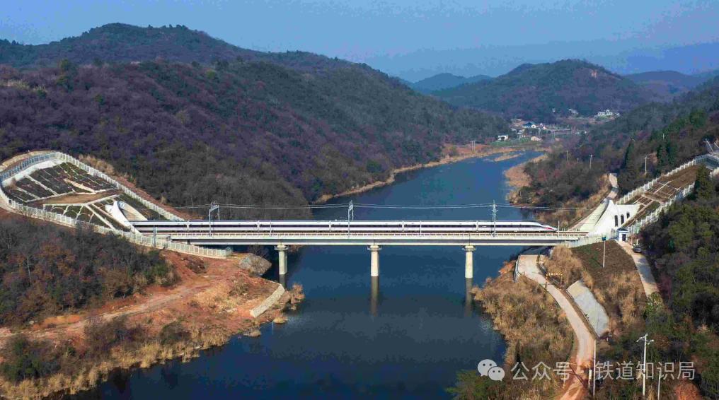 国铁头条【2025年铁道统计公报发布】近日，国家铁路局发布《2025年铁道统计公