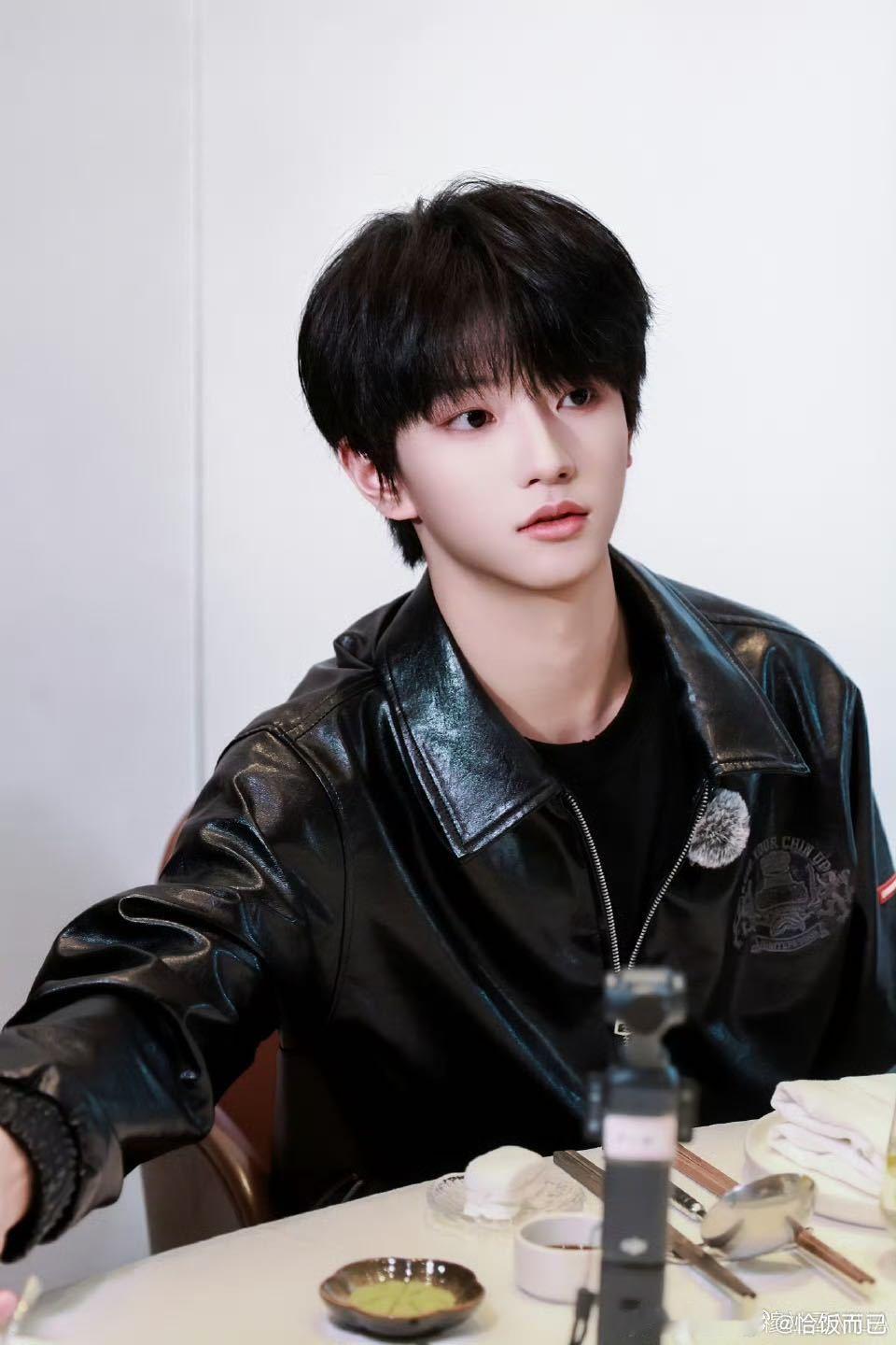 穆祉丞首个商务代言 穆祉丞首个商务代言就携手国民美妆品牌巴黎欧莱雅，青春洋溢的少