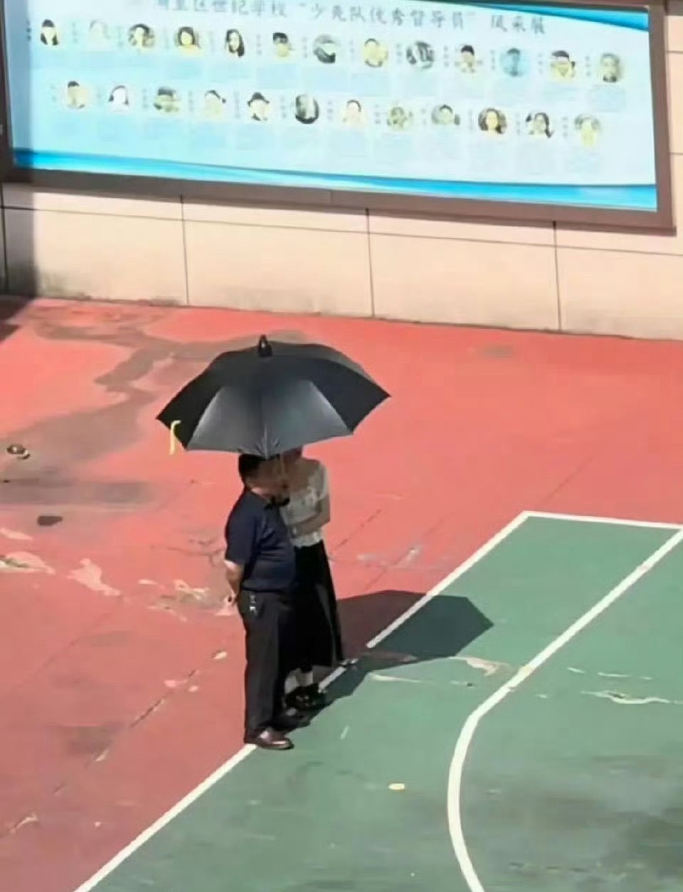 女教师给父亲打伞为何被造谣造谣一张嘴，辟谣跑断腿！！给自己的父亲打伞却被恶意扭曲