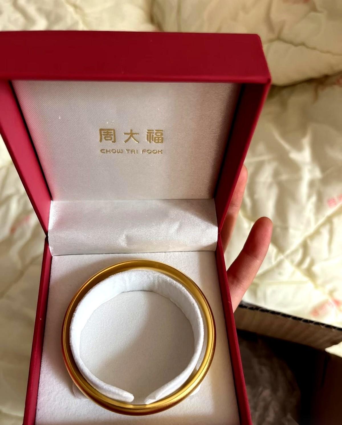 快四万块钱，就买了这么个光秃秃的金圈儿。
朋友都说我疯了。
说实话，我也觉得自己