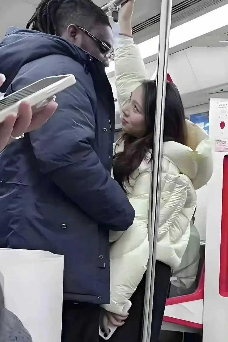 只是在公交车上遇上老嘿，她瞬间就不淡定了。
眼神直愣愣的。
刚刚互换了微信，满脸