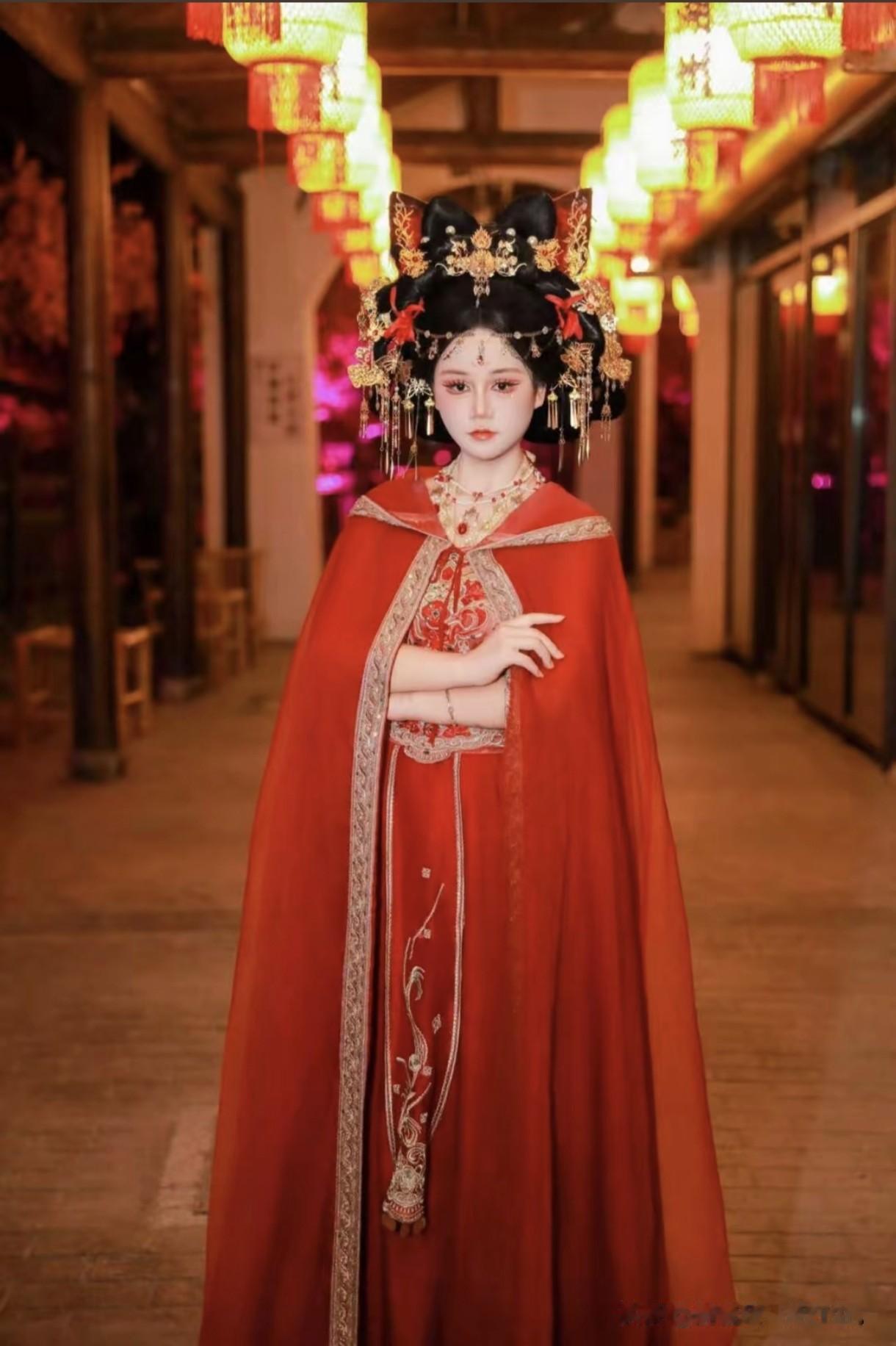 红衣飘飘，手持灯笼，宛如画中仙子。月下红衣少女 红衣汉服美人 美女御姐夜景