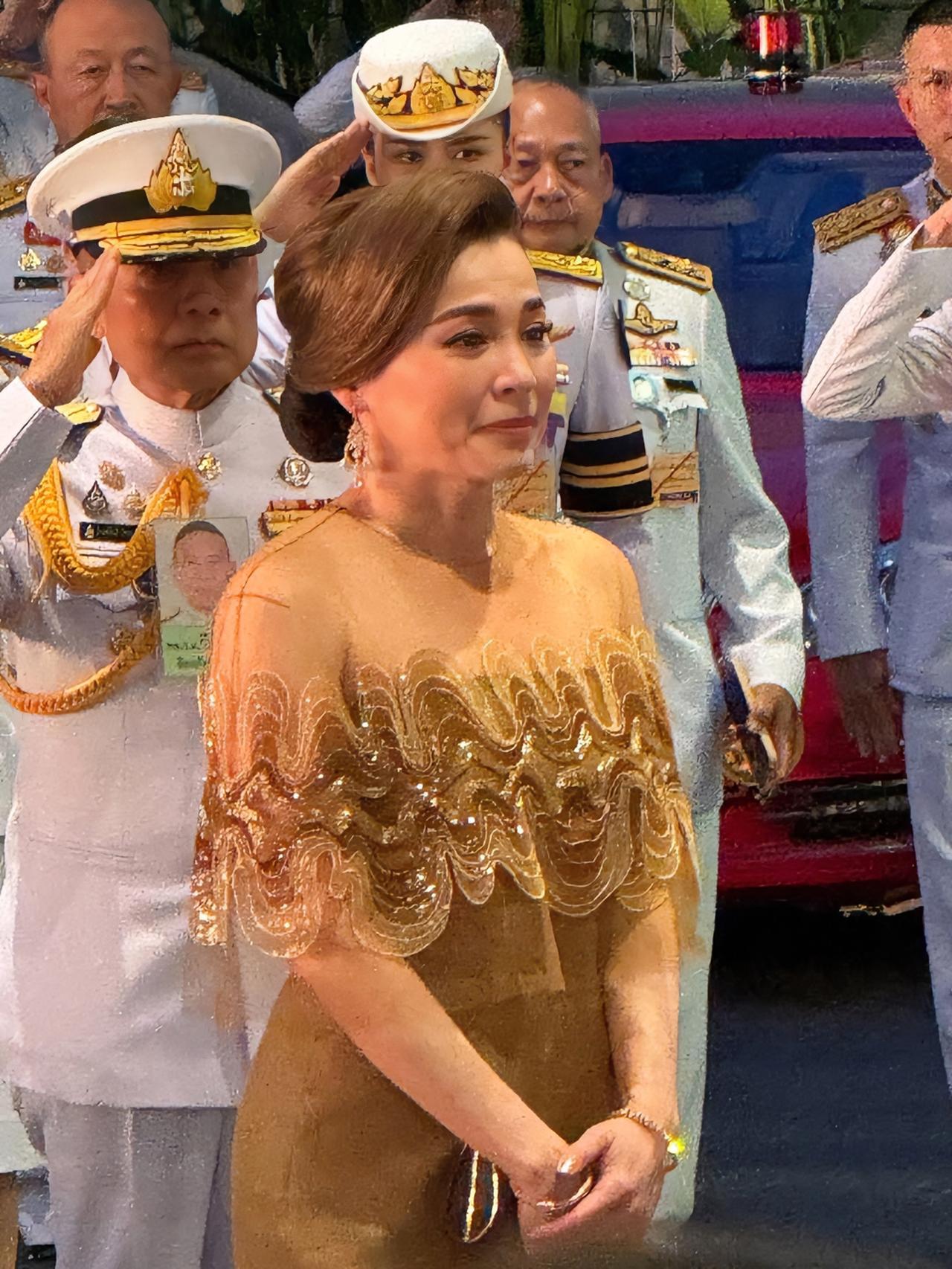 苏提达身穿金色刺绣礼服，雍容华贵有正宫范