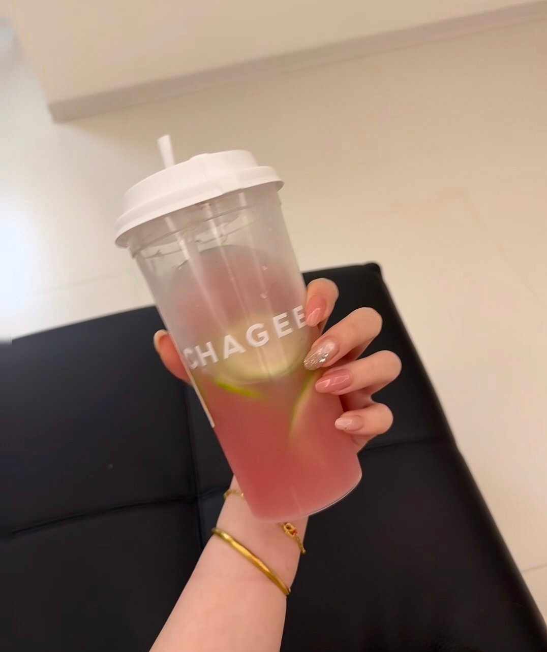 霸王茶姬霸王茶姬 今天喝什么霸王茶姬的粉芭乐～今天做了新美甲 这个颜色刚好和点的