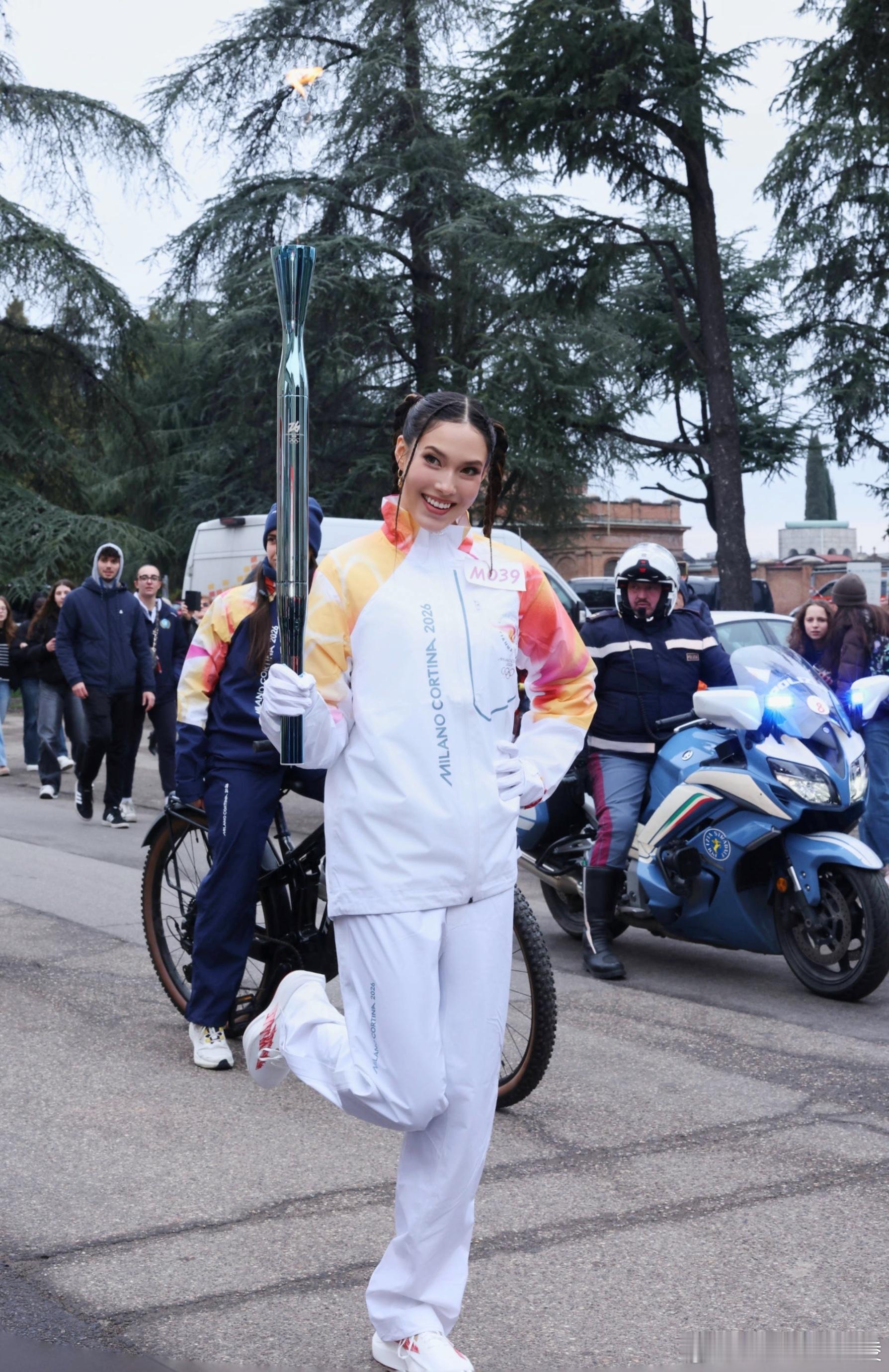 今天能在意大利维亚达纳参加奥运火炬传递、亲手传递奥运火炬，我感到无比荣幸！火炬象