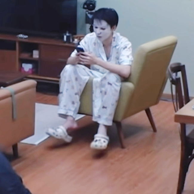 王俊凯我们是不是太暧昧了王俊凯主打一个陪伴松弛感拉满！王俊凯居家镜头安静治愈，长