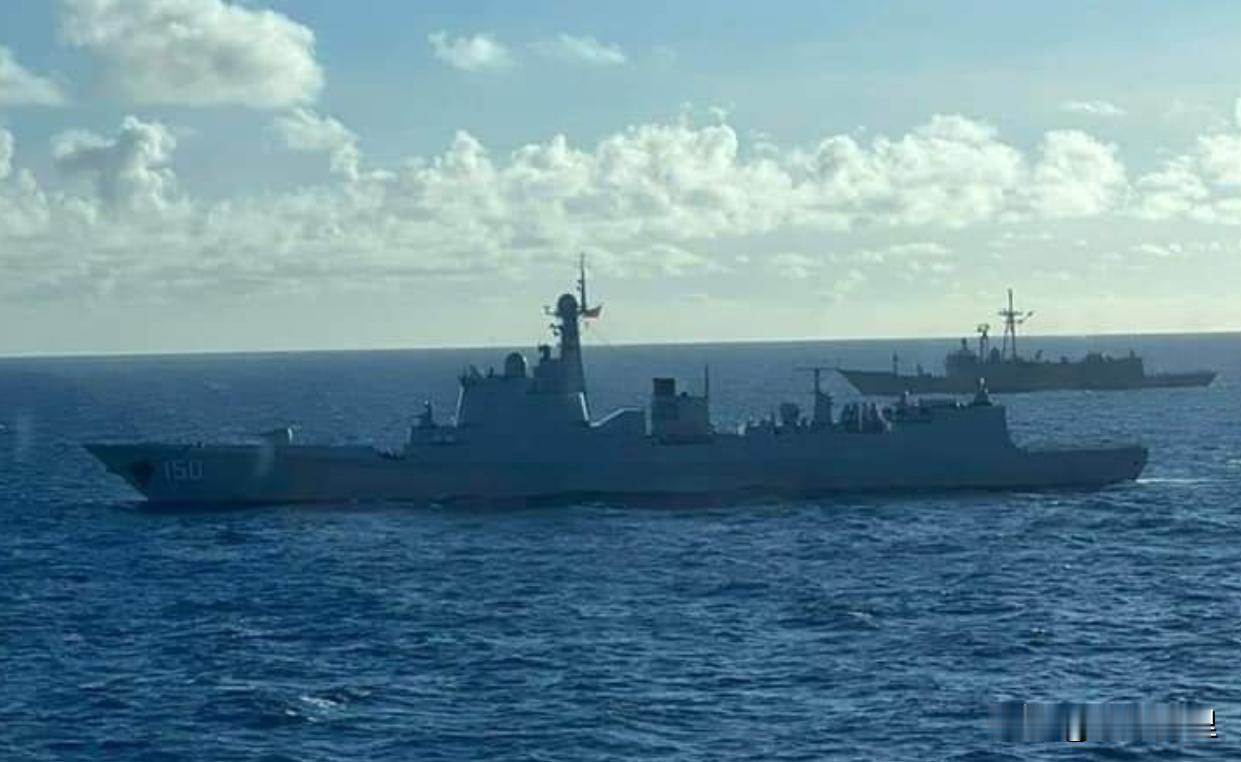 海峡两岸舰艇同框
海军的052C型驱逐舰，与对岸的成功级护卫舰同框。052C型驱