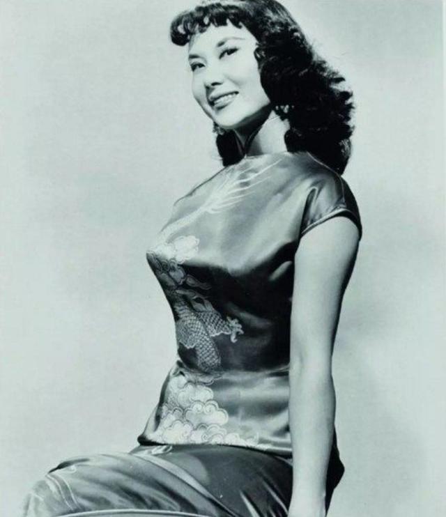 一天夜里，四川军阀杨森留宿九姨太蔡文娜房里，二人一夜缠绵。谁料，次日早晨，杨森的