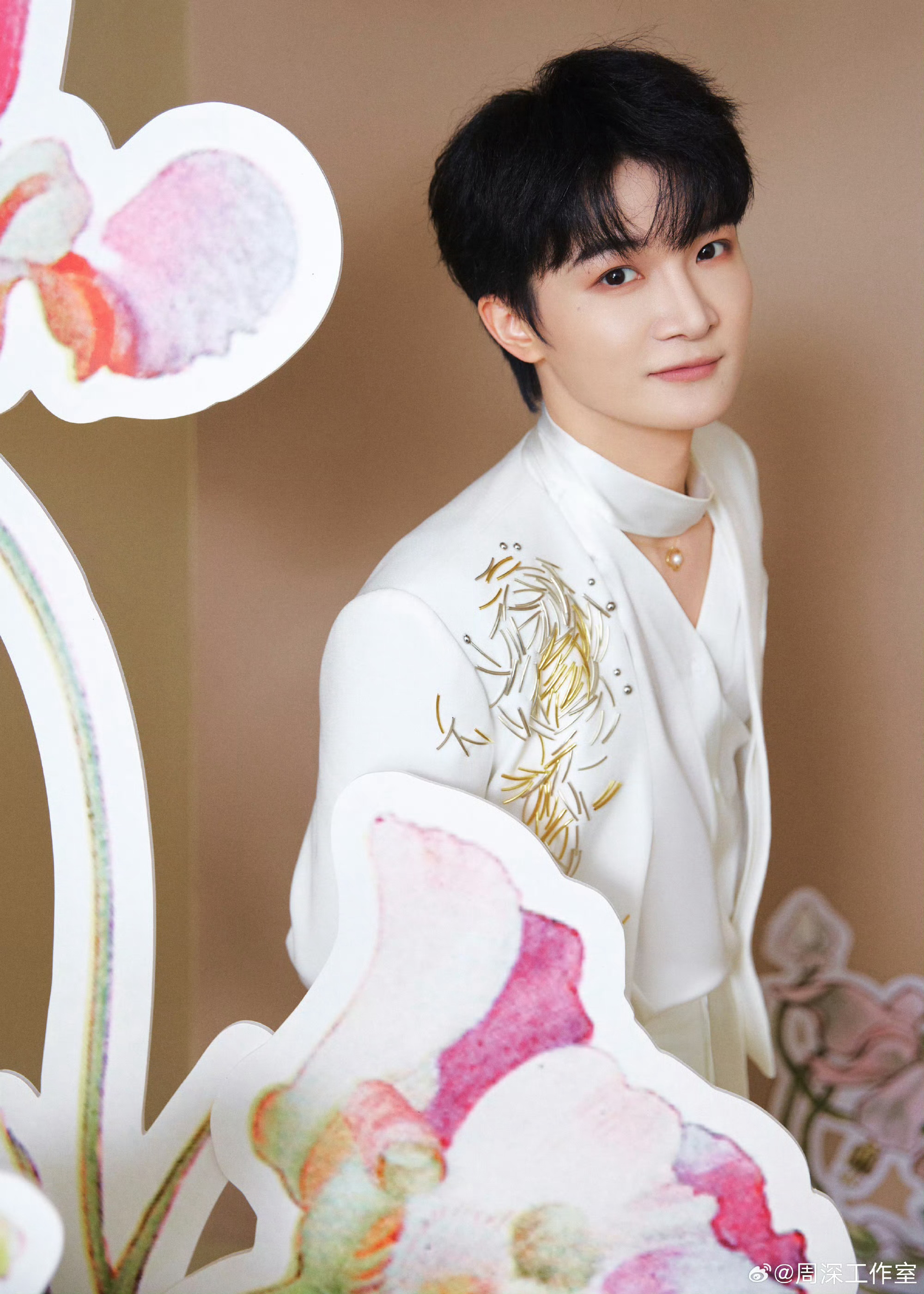 周深有效摘面具 演唱会上的魔术面具环节太有意思了，周深戴着白面具居然透着几分可爱