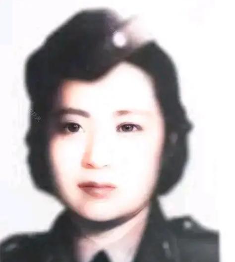 1951年，叶亚华在澳门街头要饭无果，无奈在牌子上写道：“我是抗日名将王铭章的遗