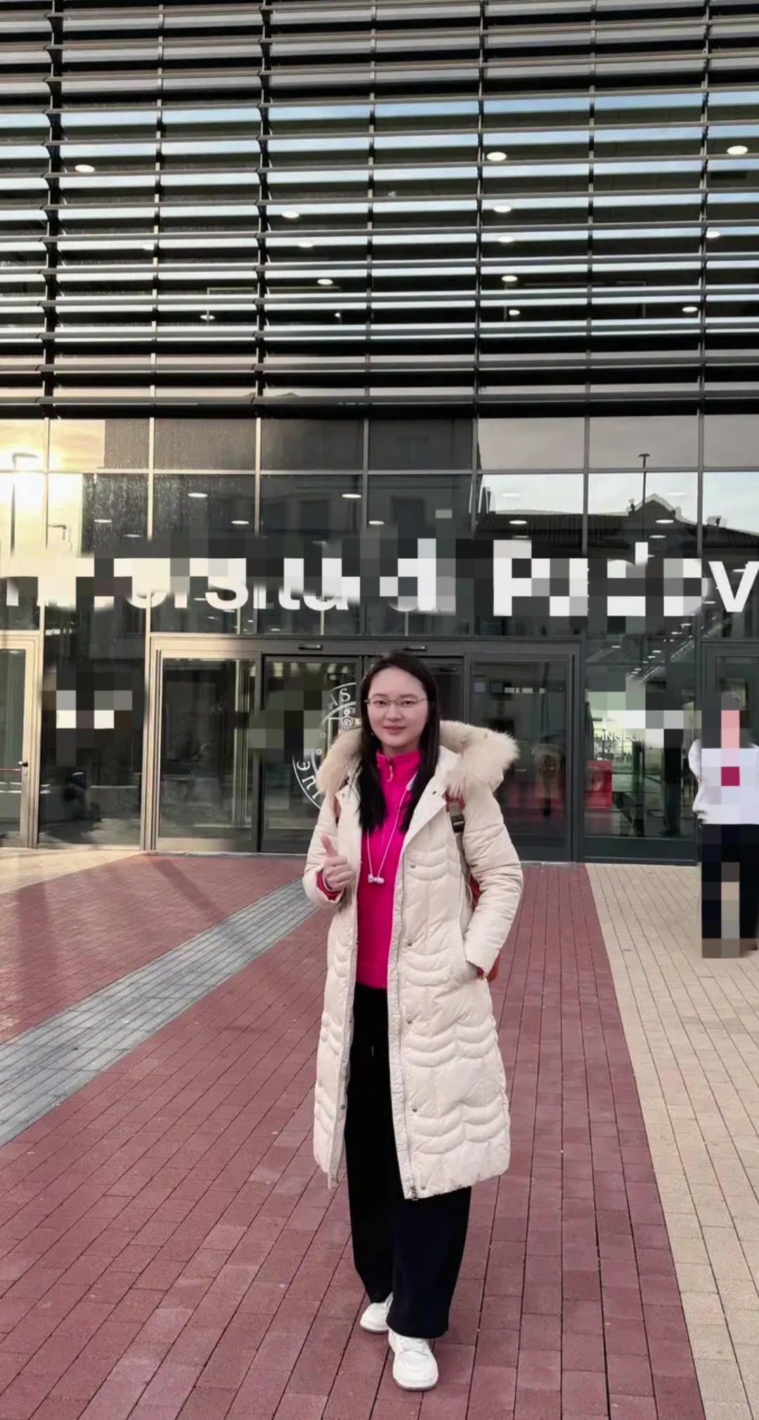 晨光中的帕多瓦大学，风穿过玻璃幕墙缝隙，带着八百年前的余温。望着线条利落的建筑，