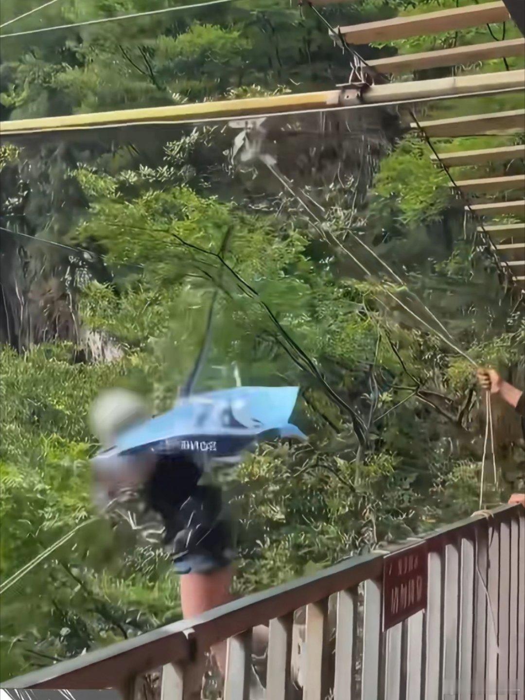 女子坠亡悬崖秋千开业仅1个多月 玩悬崖秋千，那么生命就全靠安全绳了，安全绳出现问