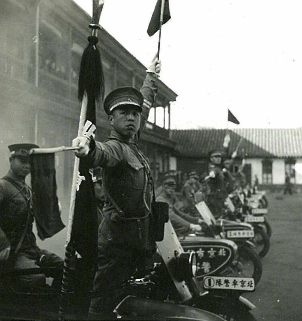 照片中的历史[超话] 1938年日本占领期间，北平的伪铁路警察。 ​​​