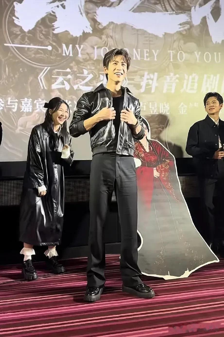 有没有谁能看出这穿着有什么不对劲。