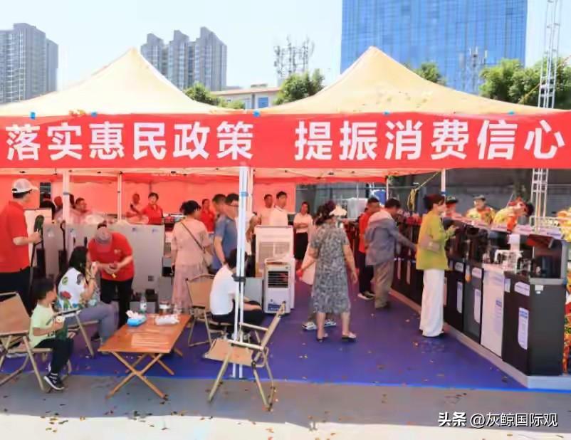 本来就是全民双休的时代，但落地时就变味了！有的单位就非得加班。
我工作过外企，国