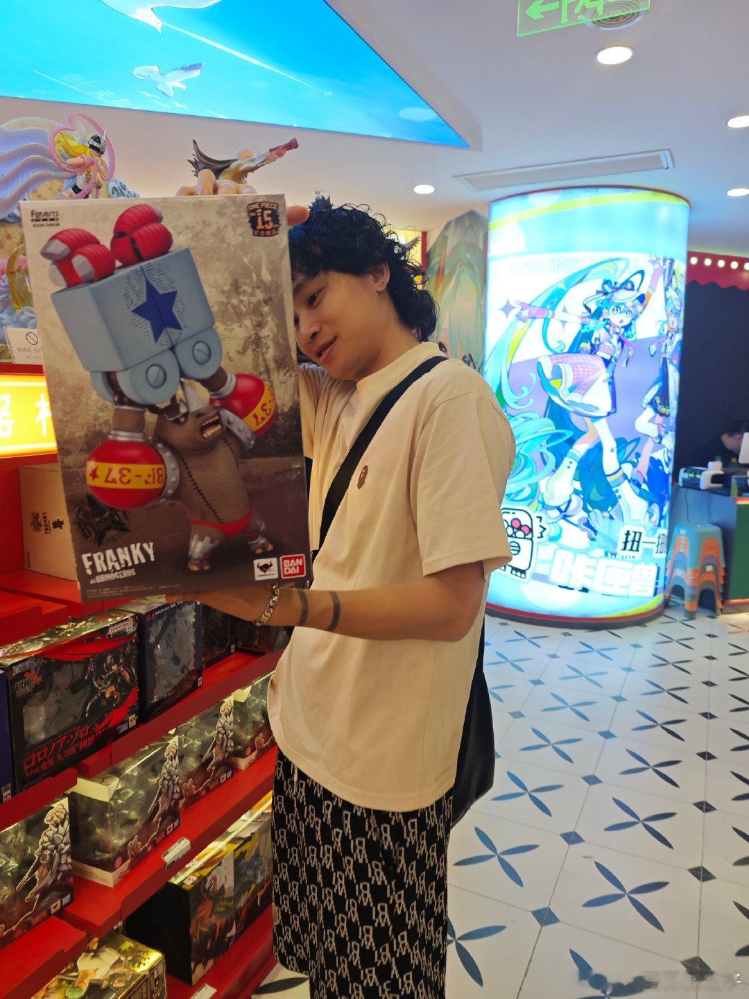 青春！！不开玩笑。我们昨天四个人走通解放碑，好多的青春。啊！ 